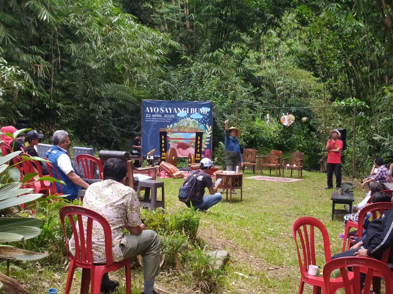 Rungkun Awi Rayakan Hari Bumi 2025, Ajak Warga Bersih-Bersih Sungai Cisampay di Cisarua Bogor