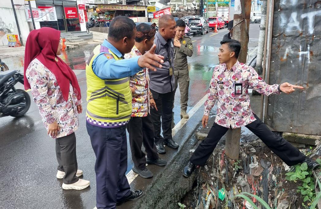 Tinjau Banjir di Simpang Tiga Taman Safari, Staf Ahli Bupati Bogor Janji Perbaiki Drainase Cisarua