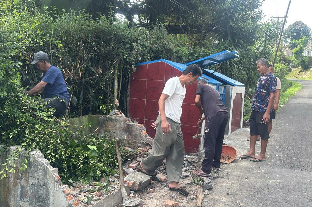 Pemdes Megamendung dan Warga Kampung Gunung Dua Perindah Lingkungan Lewat Pembangunan Bak Sampah Baru